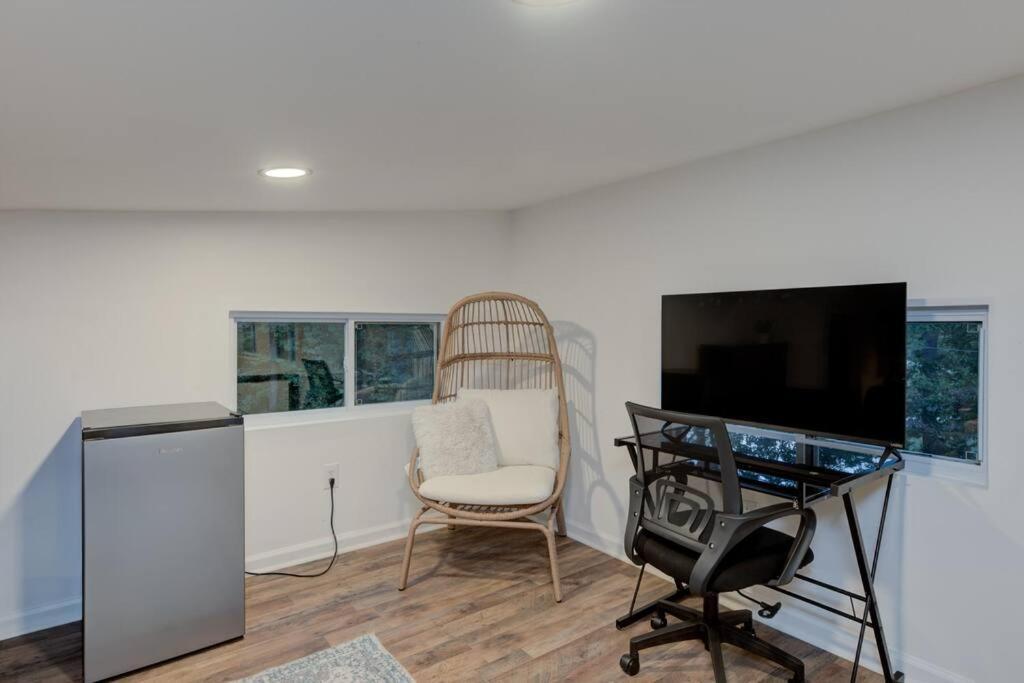 2 Bed 1 Bath-sleeps 5 To 6 Near Rrg Large Deck Holiday home