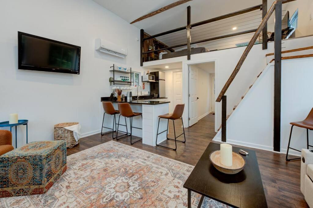 2 Bed 1 Bath-sleeps 5 To 6 Near Rrg Large Deck Holiday home *