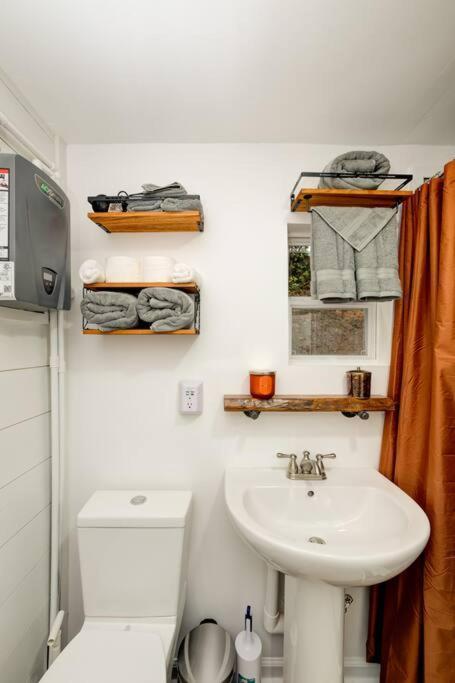 2 Bed 1 Bath-sleeps 5 To 6 Near Rrg Large Deck Holiday home