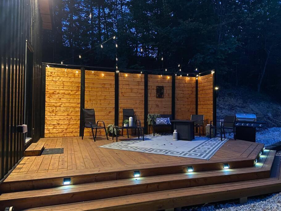 2 Bed 1 Bath-sleeps 5 To 6 Near Rrg Large Deck