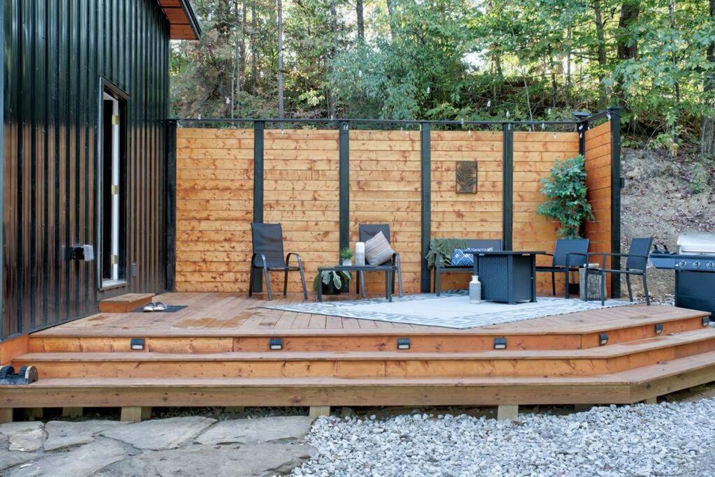 Holiday home 2 Bed 1 Bath-sleeps 5 To 6 Near Rrg Large Deck