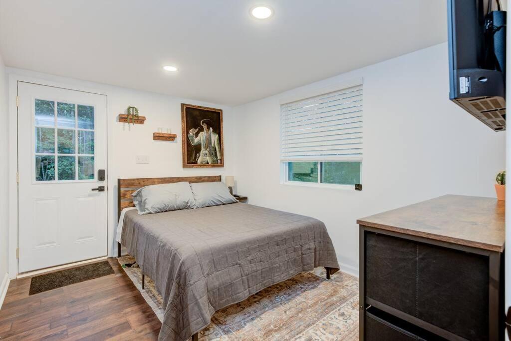 2 Bed 1 Bath-sleeps 5 To 6 Near Rrg Large Deck Holiday home