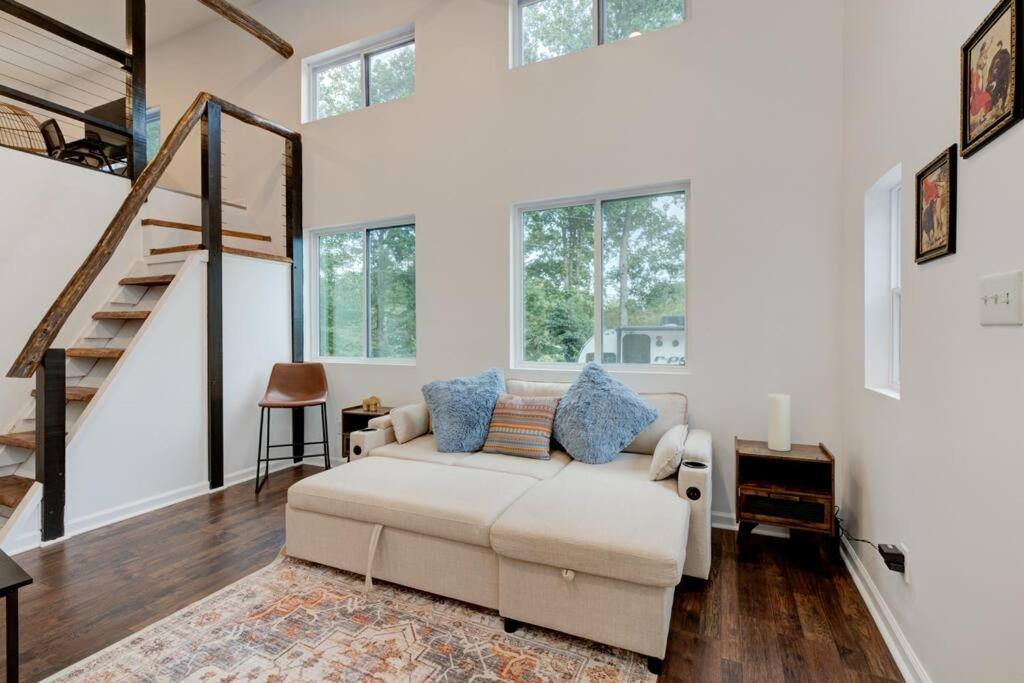 2 Bed 1 Bath-sleeps 5 To 6 Near Rrg Large Deck Holiday home
