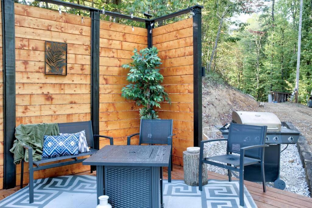Holiday home 2 Bed 1 Bath-sleeps 5 To 6 Near Rrg Large Deck
