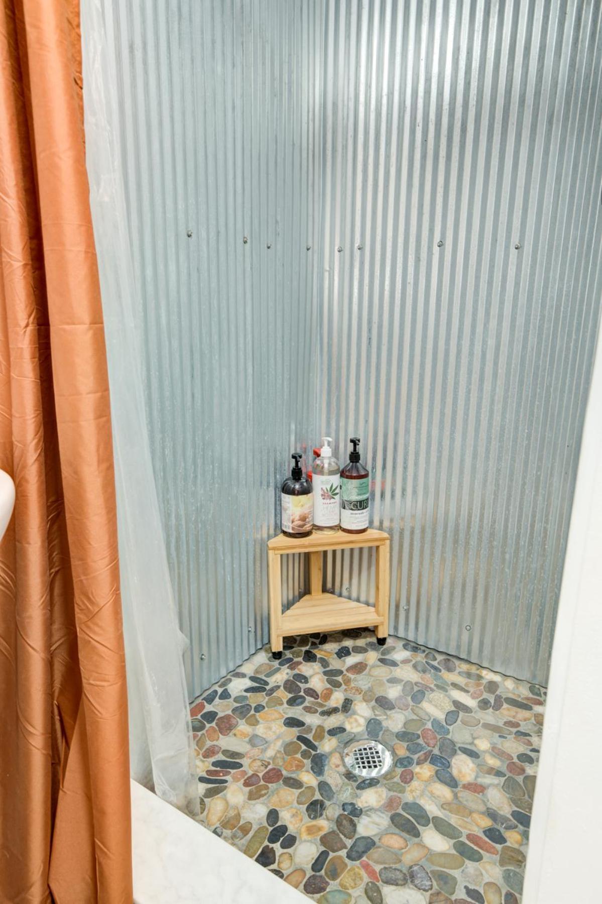 2 Bed 1 Bath-sleeps 5 To 6 Near Rrg Large Deck